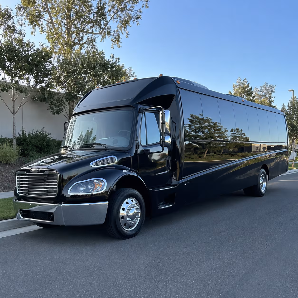 syracuse 28 passenger minibus